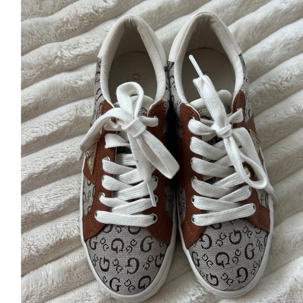 Guess Astray Kids Brown Logo Monogram Low Top Lace Up Sneakers WGASTRAY4-R 5.5M